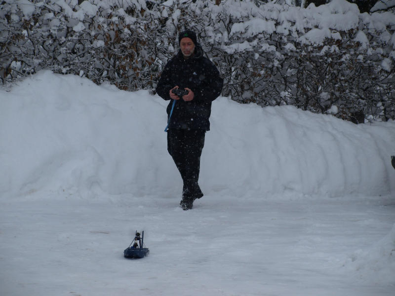 Sumpfboot im Schnee 001