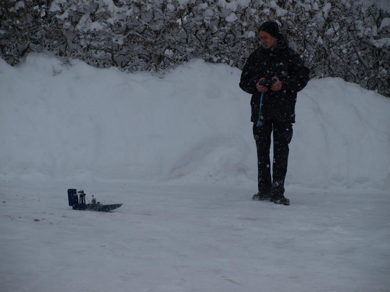 Sumpfboot im Schnee 003